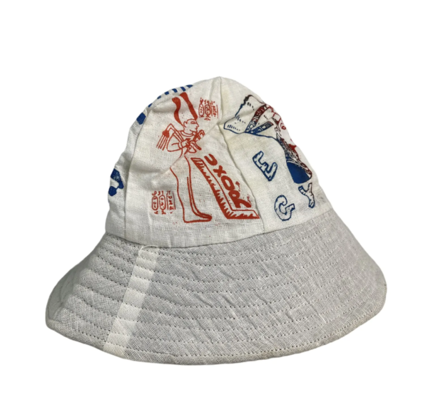 Cappello vintage da uomo modello pescatore di colore bianco con scritte e disegni rossi e blu