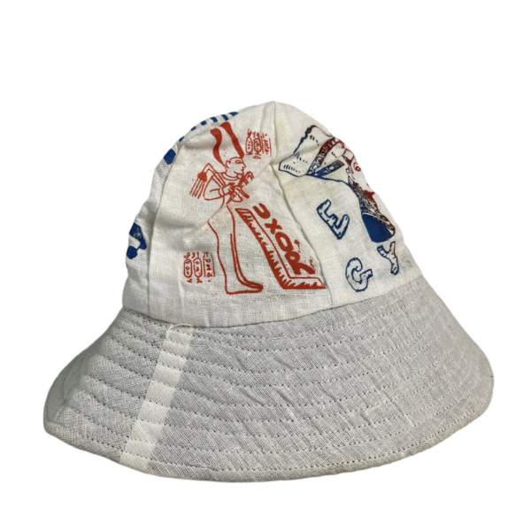 Cappello vintage da uomo modello pescatore di colore bianco con scritte e disegni rossi e blu