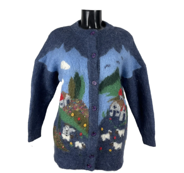 Cardigan vintage da donna di lana blu con disegno di una casa sulla collina con degli alberi