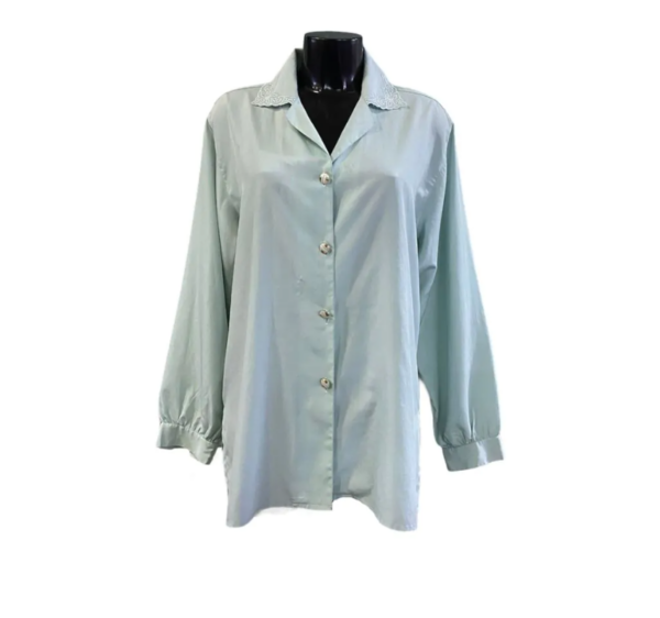 Camicia vintage di seta a maniche lunghe da donna azzurro chiaro con bottoni bianchi