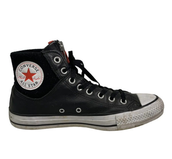 Scarpa destra converse nera e bianca