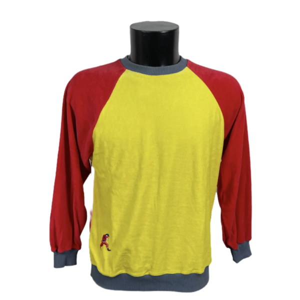 Felpa di cniglia vintage da uomo gialla con maniche rosse e parti elastiche grigie con logo uomo vestito di rosso ricamato in basso a destra