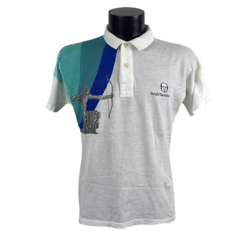 Polo Sergio tacchini vintage da uomo bianca con tre strisce in varie tonalità di blu e una stampa in bianco e nero sulla spalla destra