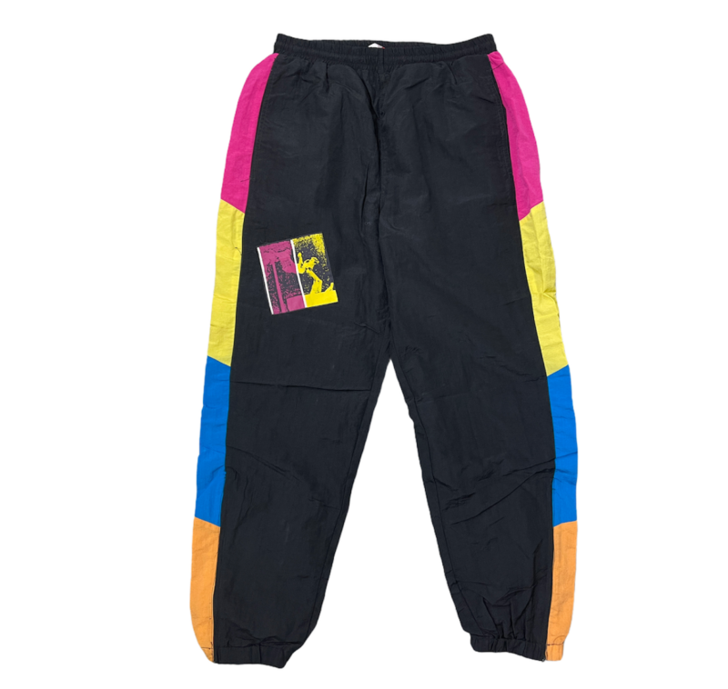 Pantaloni tuta vintage uomo neri con striscia a trattini fucsia giallo azzurro e arancione a entrambi i lati e con logo giallo fucsia nero e bianco sul lato destro