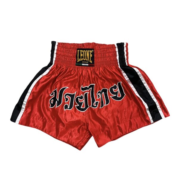 Pantaloncini da boxe vintage Leone cerati rossi con strisce nere dai contorni più sottili bianchi ai lati e scritta nera con contorno più sottili bianchi, con logo Leone nero e giallo al centro dell'elastico