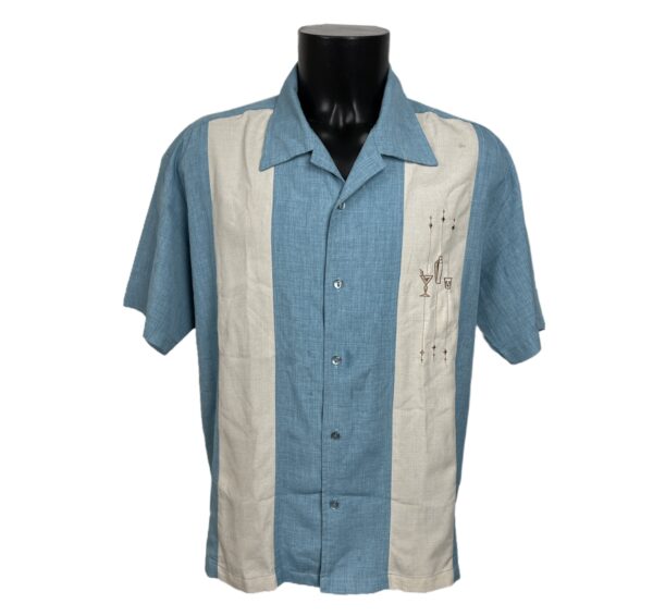 Camicia guayabera azzurra con con bottoni azzurri e due spesse strisce verticali azzurre con ricami su quella sinistra