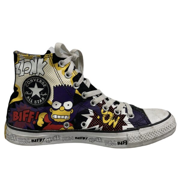 Scarpa destra vintage Converse con suola bianca con scritte nere e stampa di Bart Simpson viola gialla bianca nera e rossa con stile fumetto