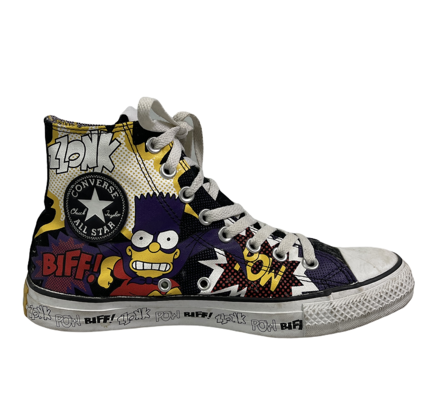 Scarpa destra vintage Converse con suola bianca con scritte nere e stampa di Bart Simpson viola gialla bianca nera e rossa con stile fumetto