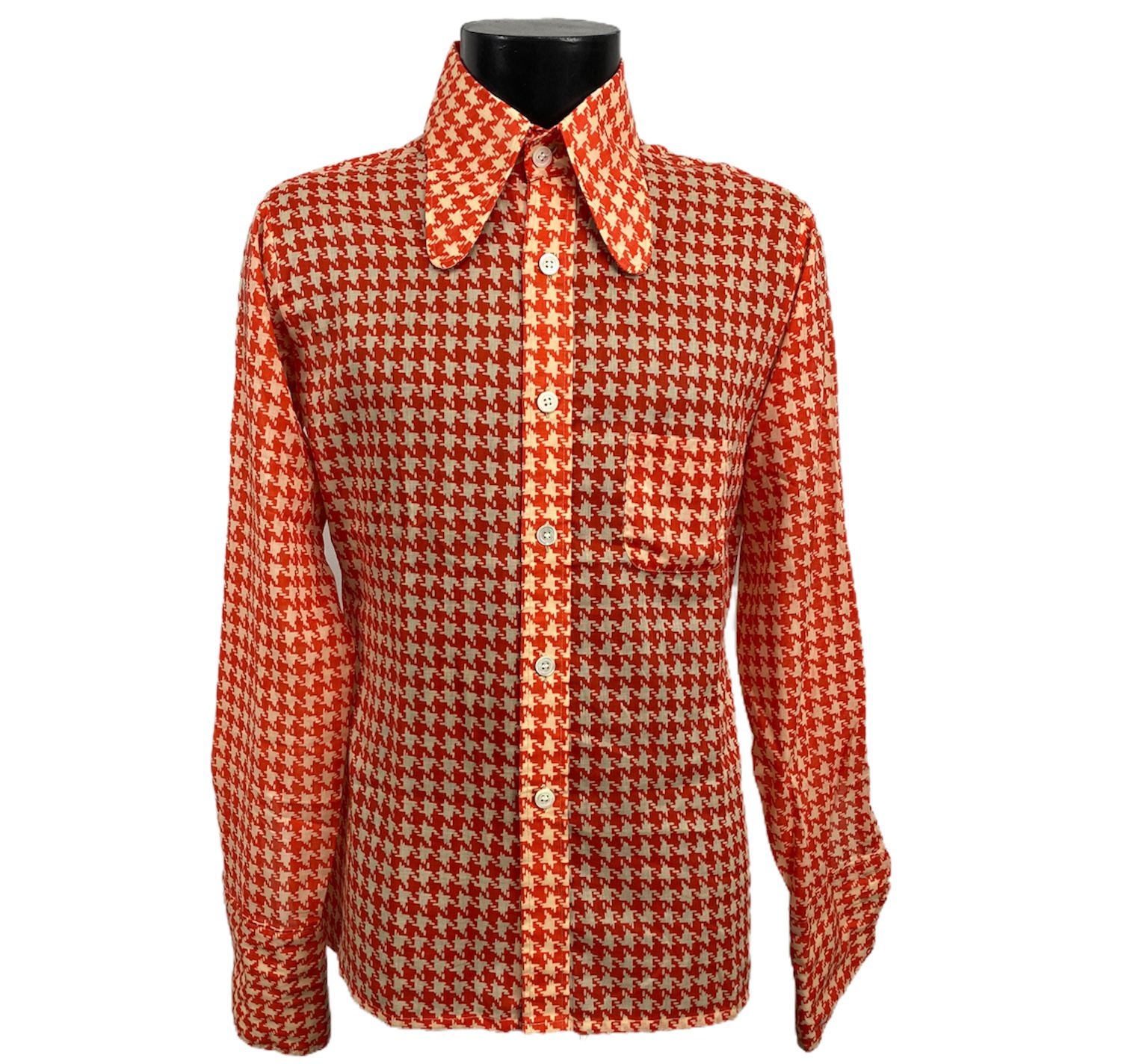 Camicia vintage anni 70 da uomo bianca con pattern arancione e bottoni bianchi