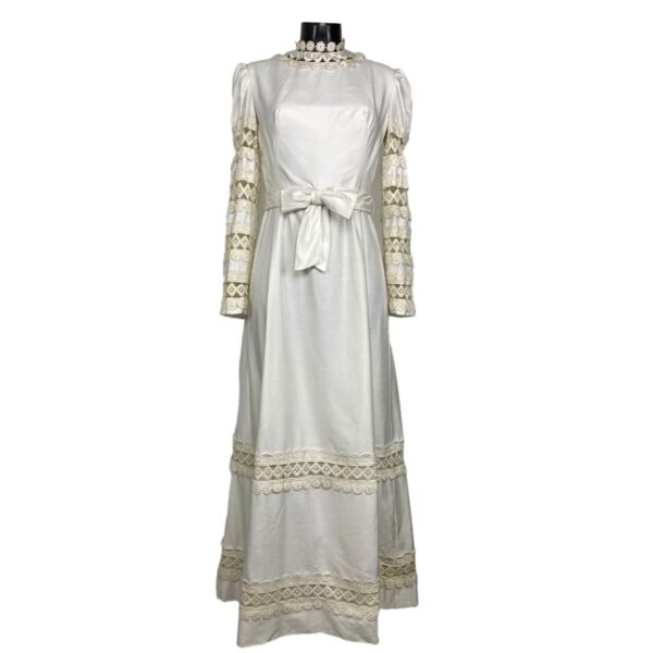 Vestito da sposa vintage bianco a maniche lunghe con nastro, fiocco e dettagli ricamati color panna