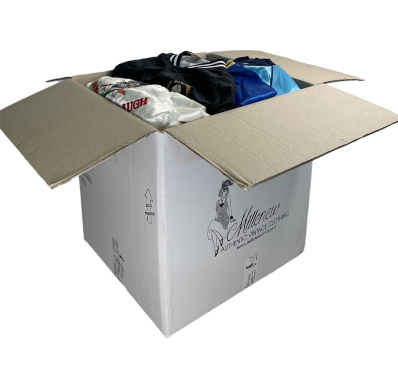 Scatola di cartone bianca con all'interno un assortimento vario di giubbotti college vintage in nylon