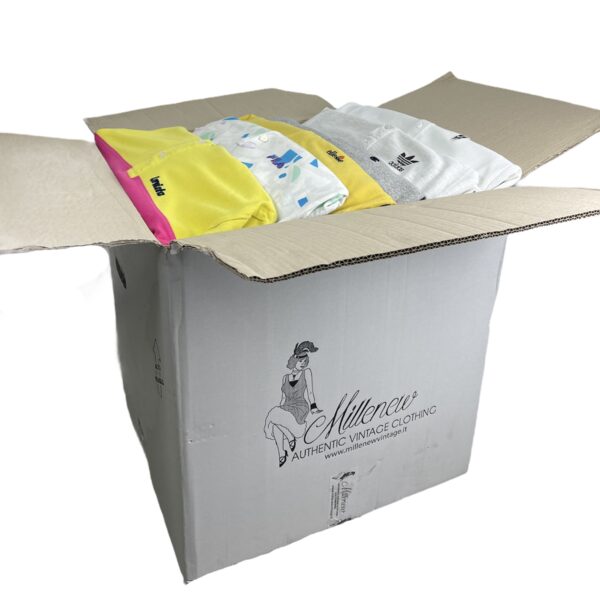Scatola di cartone bianca con all'interno delle magliette polo vintage usate miste di varie marche, modelli taglie e colori