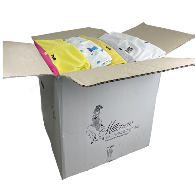 Scatola di cartone bianca con all'interno delle magliette polo vintage usate miste di varie marche, modelli taglie e colori